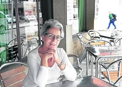 Imagen secundaria 1 - Los vecinos de Llanes salen a la calle para denunciar el crimen y exigir su esclarecimiento. Abajo a la izquierda, María José Rodríguez 'Coté' confía en que no tardará en saberse lo que ocurrió. Abajo a la derecha, el alcalde, Enrique Riestra, en su despacho. «Quien lo ha hecho, que lo pague».