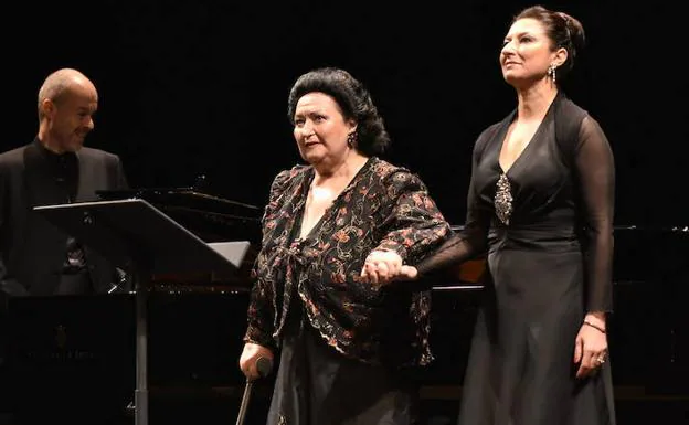Montserrat Caballé, agarrada a su hija, con el pianista Ricardo Estrada al fondo, se despide del público tras un recital en el Teatro Arriaga de Bilbao.