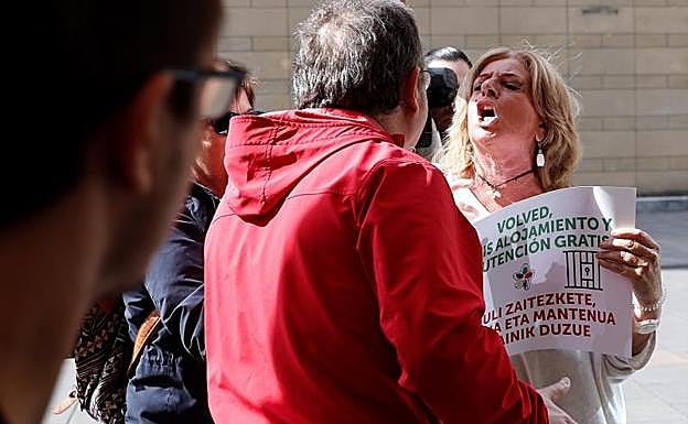 Ordóñez discute con un hombre tras ser empujada al intentar entrar de nuevo al acto.