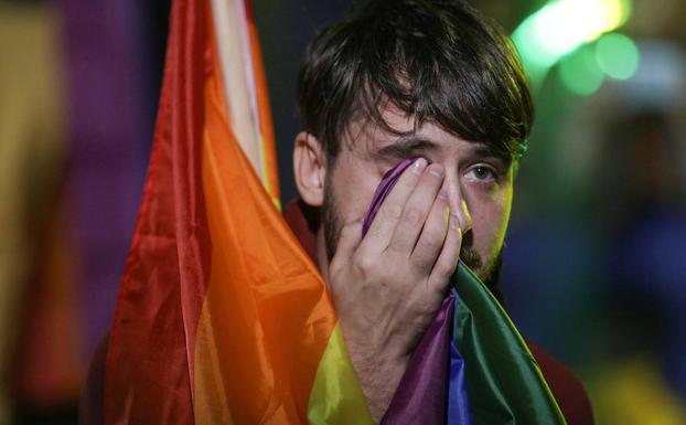 Un activista LGTB en Rumanía sigue los resultados del referéndum. 
