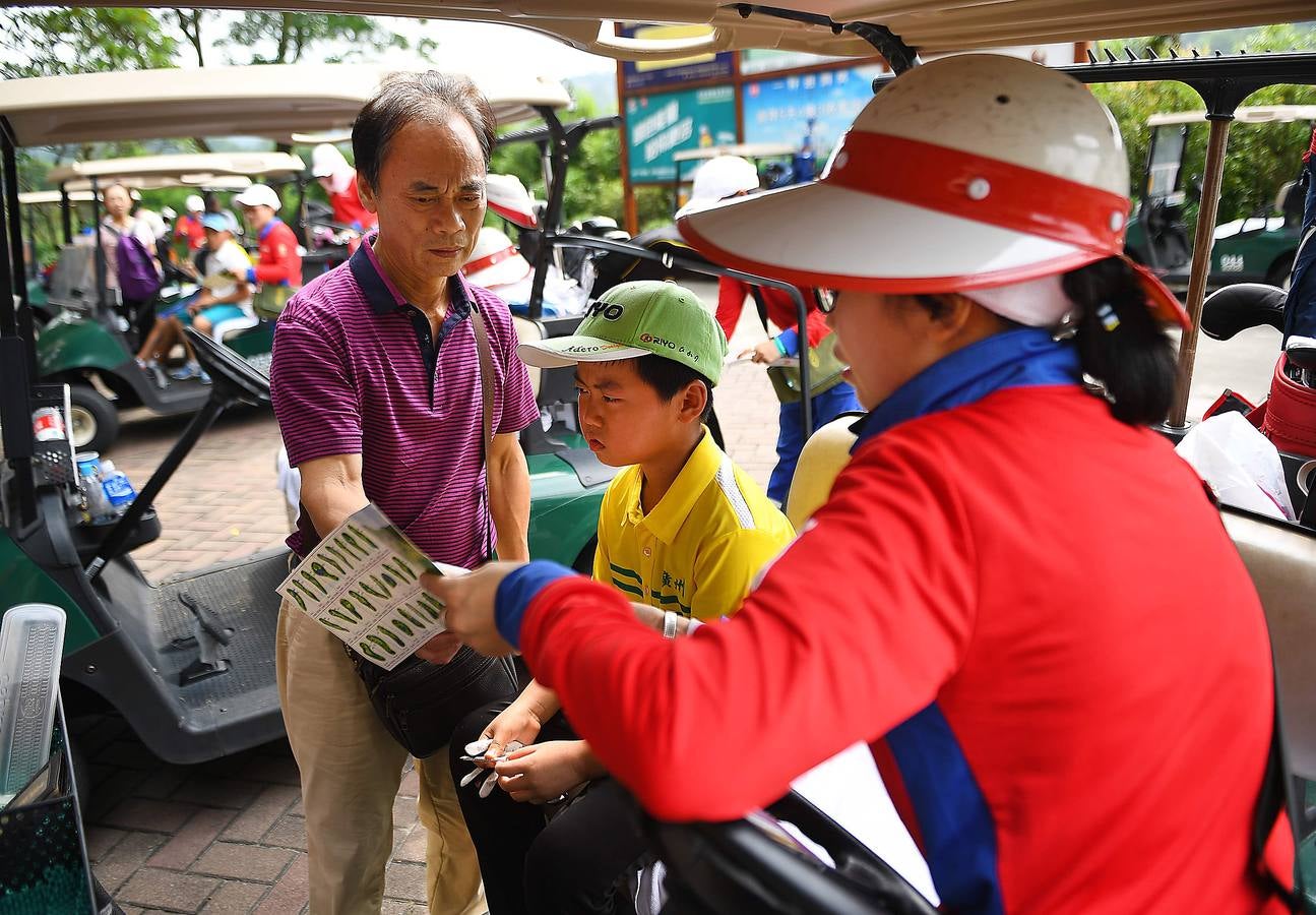 La Asociación China de Golf tenía 400 jugadores juveniles registrados en 2013, el año pasado eran 35.000 y se espera que en un lustro la cifra ronde los 100.000. Lai Runci, de 6 años, y Lai Yiyan, de 9 (protagonistas en la mayoría de las fotos), participan en un torneo para niños en Dragon Lake Golf Club en, Guangzhou. Ambos representan al ejército de jóvenes golfistas de China y el interés creciente del país por un juego que estuvo prohibido bajo el mandato de Mao Zedong porque era «para millonarios...»