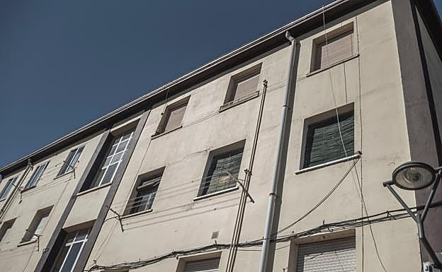 Imagen principal - Los propietarios originales abandonaron esta zona y desde hace tiempo los edificios permanecen vacíos.