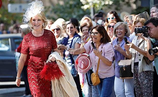 Imagen principal - Esperanza Aguirre fue jaleada. Abajo a la izquierda, Ágatha Ruiz de la Prada con Cósima y Tristán. Abajo a la derecha, Brianda, hermana del novio.