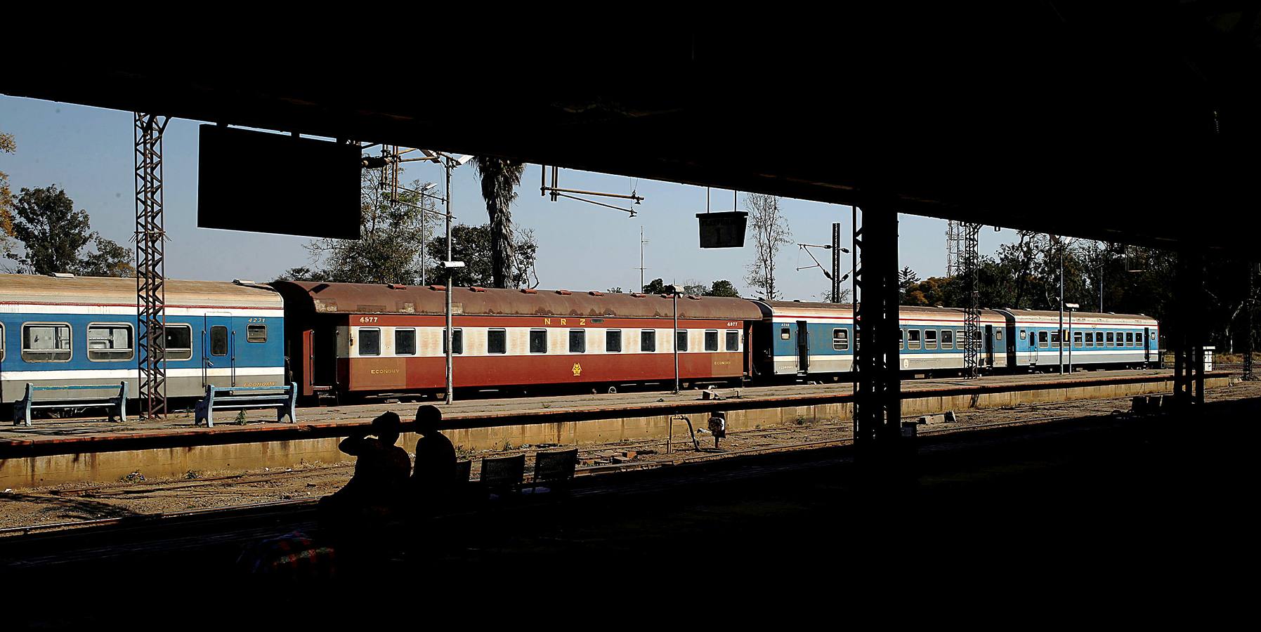 Hace años el tren era el medio de transporte preferido entre los ciudadanos de Zimbabwe. Pero el declive económico del país durante la presidencia de Mugabe se ha manifestado también en el servicio ferroviario. Algunos anhelan los viejos tiempos, cuando los trenes estaban llenos y llegaban a la hora. Hoy, los vagones están sucios y oscuros, las señalizaciones han sido pasto de los vándalos y son lentos; tan lentos que muchos prefieren desplazarse en taxi público o autobús pese a ser mucho más caros.