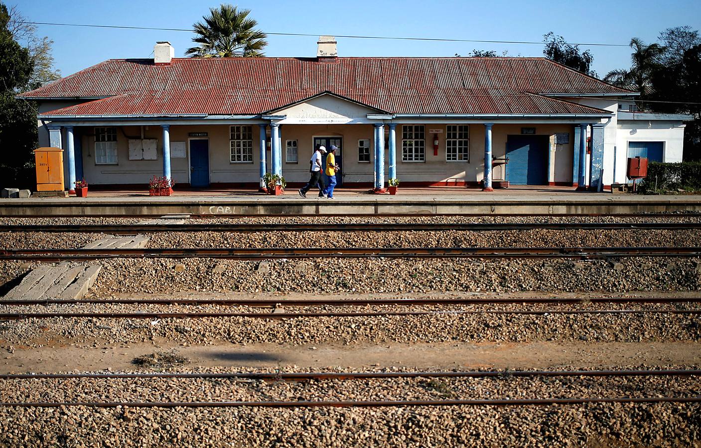 Hace años el tren era el medio de transporte preferido entre los ciudadanos de Zimbabwe. Pero el declive económico del país durante la presidencia de Mugabe se ha manifestado también en el servicio ferroviario. Algunos anhelan los viejos tiempos, cuando los trenes estaban llenos y llegaban a la hora. Hoy, los vagones están sucios y oscuros, las señalizaciones han sido pasto de los vándalos y son lentos; tan lentos que muchos prefieren desplazarse en taxi público o autobús pese a ser mucho más caros.