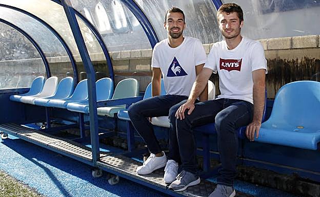 Ekaitz Molina (izquierda) y Jon Aguirrezabala (derecha), en uno de los banquillos de Tabira. 