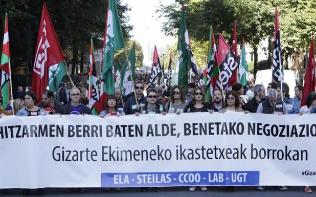 Cabeza de la manifestación que ha tenido lugar esta mañana en Bilbao.