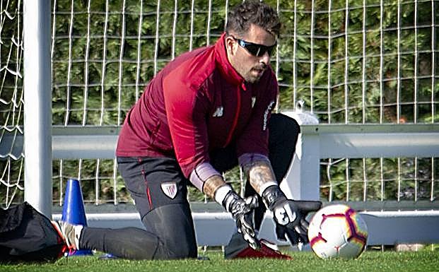 Herrerín entrena con las gafas este miércoles en Lezama.