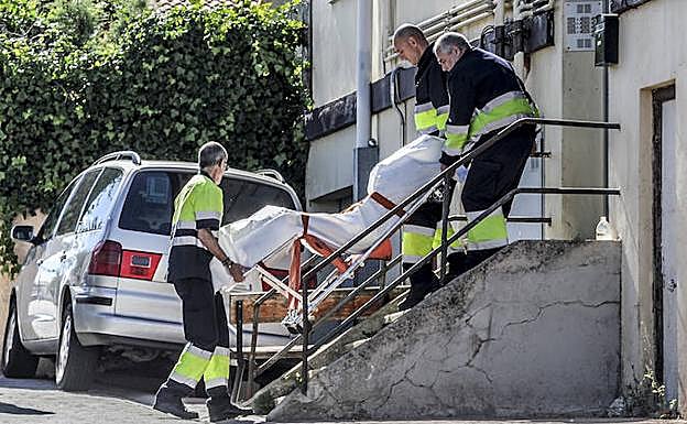 Momento del traslado del cadáver