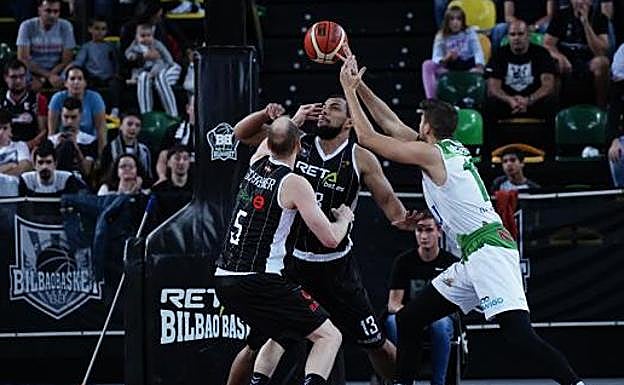 Varios jugadores luchan por el balón.