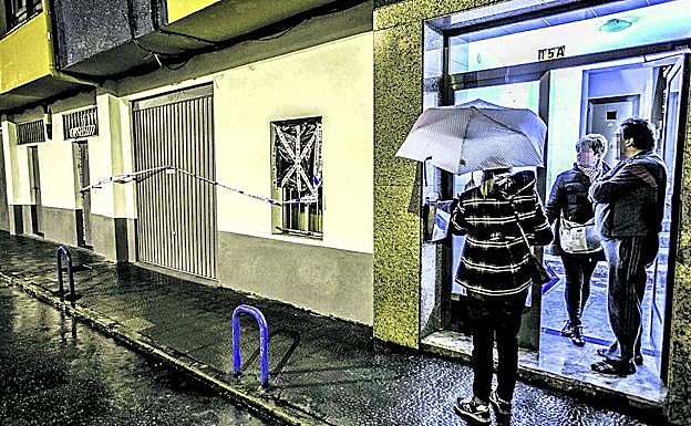 Vecinos junto al garaje de Santander donde apareció muerto Ángel Prieto Cobo. 