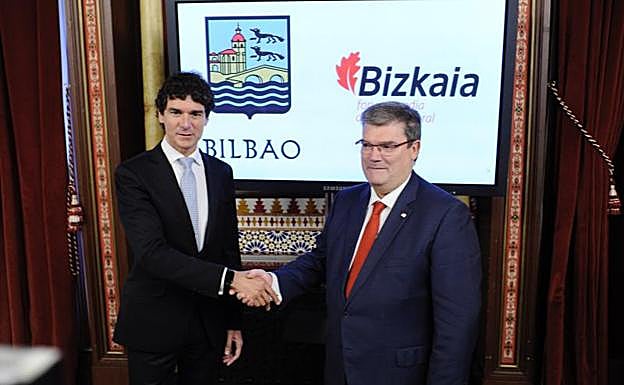 Rementeria y Aburto se estrechan la mano durante el acto de ayer en el Ayuntamiento. 