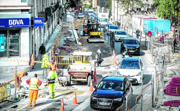 Aspecto que ofrecían ayer las obras de la calle San Ignacio, que empezaron a finales de 2017. 