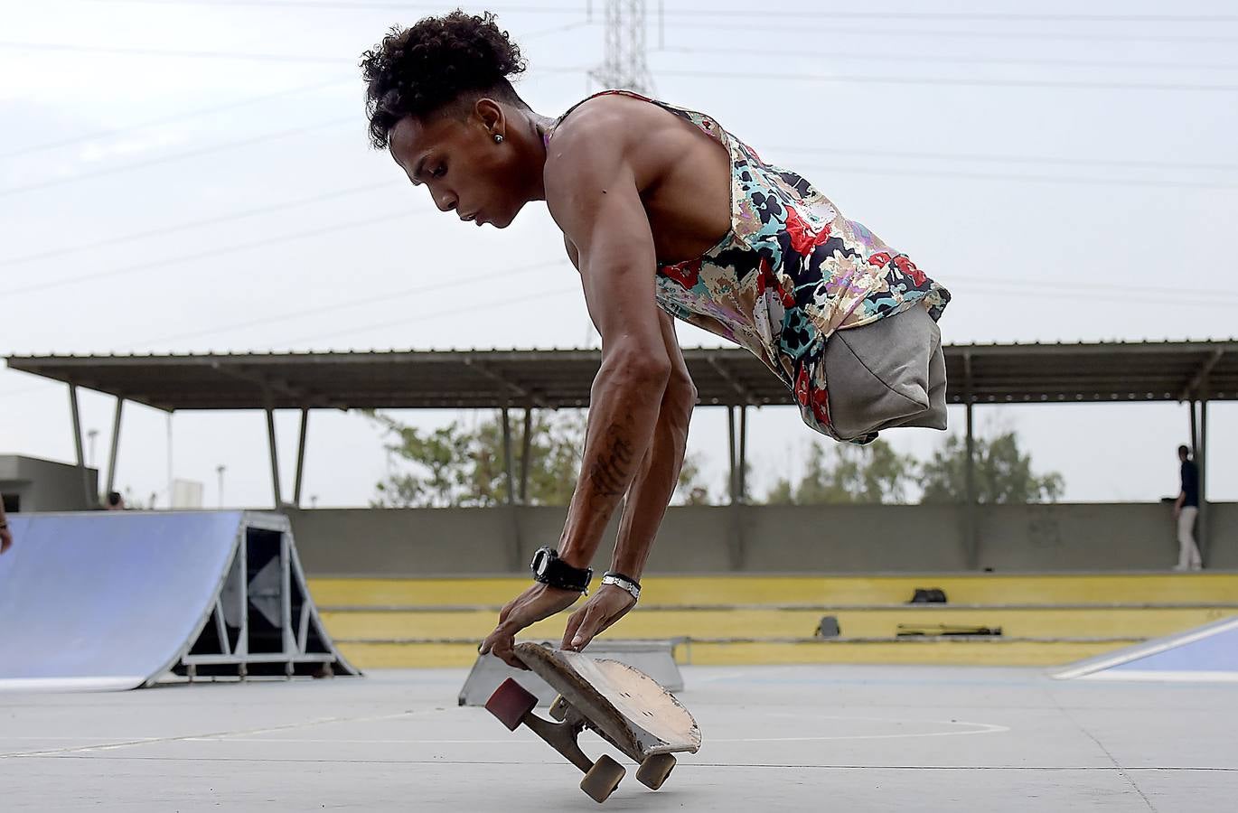 Alfonso Mendoza ha llegado muy lejos pese a su carencia. Surf, skate, charlas de motivación... Acaba de ser padre y se gana la vida cantando rap en los autobuses de Barranquilla.