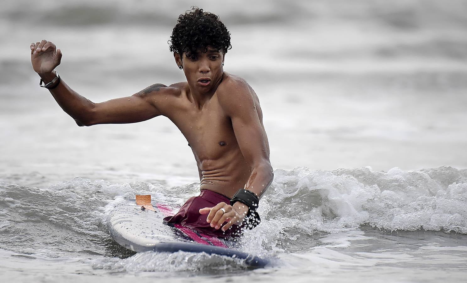 Alfonso Mendoza ha llegado muy lejos pese a su carencia. Surf, skate, charlas de motivación... Acaba de ser padre y se gana la vida cantando rap en los autobuses de Barranquilla.