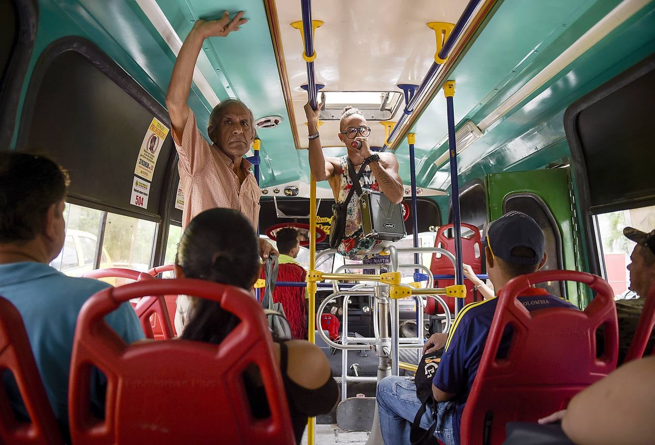 Alfonso Mendoza ha llegado muy lejos pese a su carencia. Surf, skate, charlas de motivación... Acaba de ser padre y se gana la vida cantando rap en los autobuses de Barranquilla.