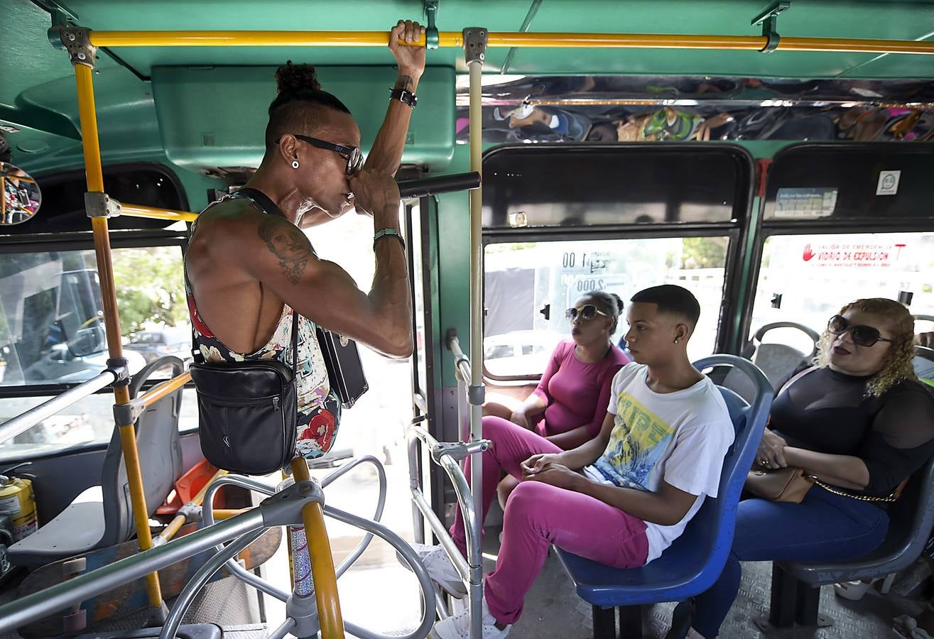 Alfonso Mendoza ha llegado muy lejos pese a su carencia. Surf, skate, charlas de motivación... Acaba de ser padre y se gana la vida cantando rap en los autobuses de Barranquilla.