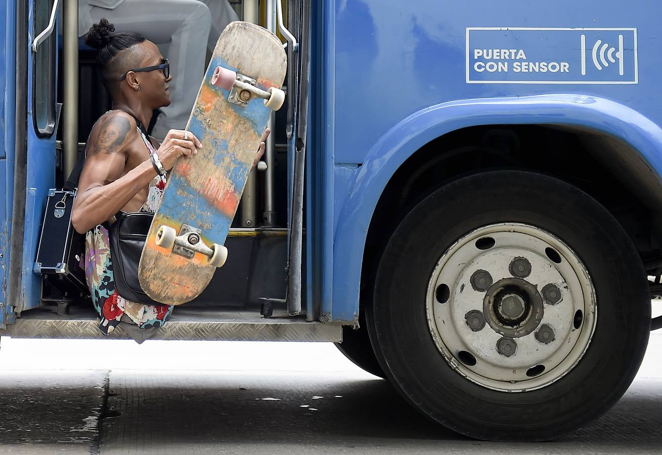 Alfonso Mendoza ha llegado muy lejos pese a su carencia. Surf, skate, charlas de motivación... Acaba de ser padre y se gana la vida cantando rap en los autobuses de Barranquilla.