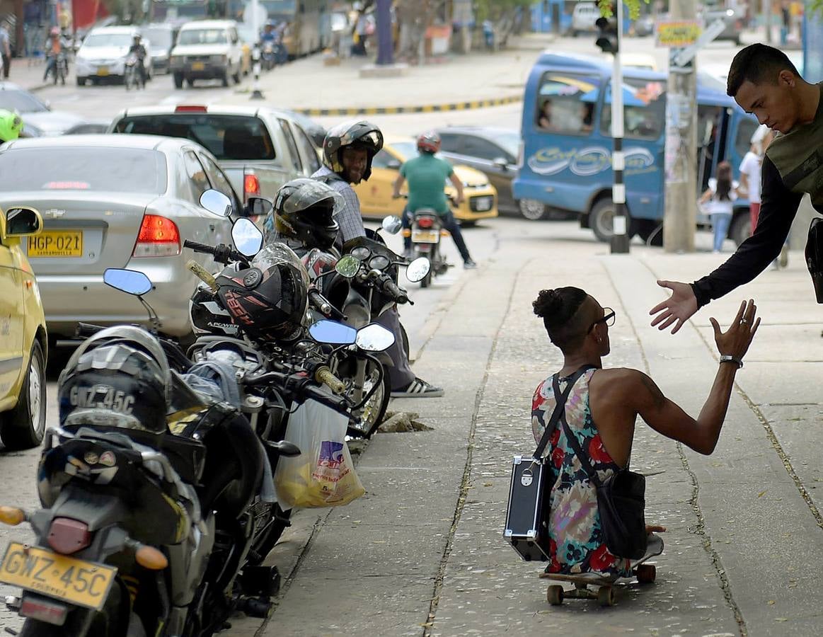 Alfonso Mendoza ha llegado muy lejos pese a su carencia. Surf, skate, charlas de motivación... Acaba de ser padre y se gana la vida cantando rap en los autobuses de Barranquilla.