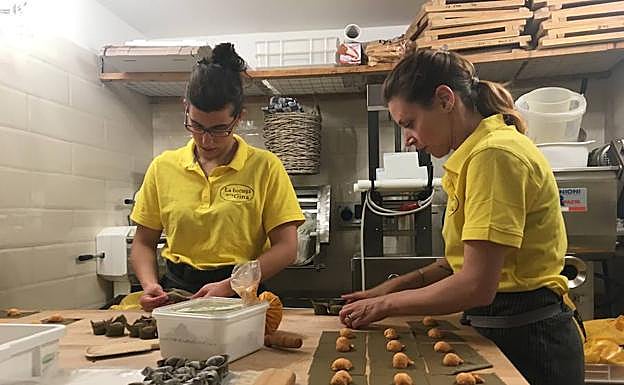 Imagen principal - En La Bottega della Gina se puede aprender a hacer tortelloni. A continuación, la bodega del Tre Marchetti, que almacena 1.200 referencias italianas. Finalmente, entrada del Giovanni Zampieri.