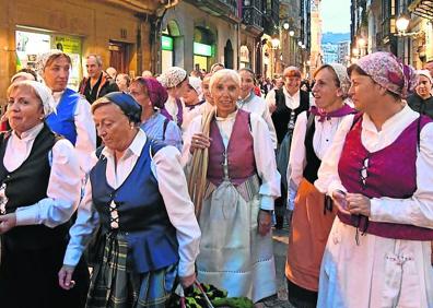 Imagen secundaria 1 - 1. Los txikiteros cantan en el Casco Viejo. 2. Los cánticos han seguido al anochecer. / 3. Los viticultores prensan la uva.