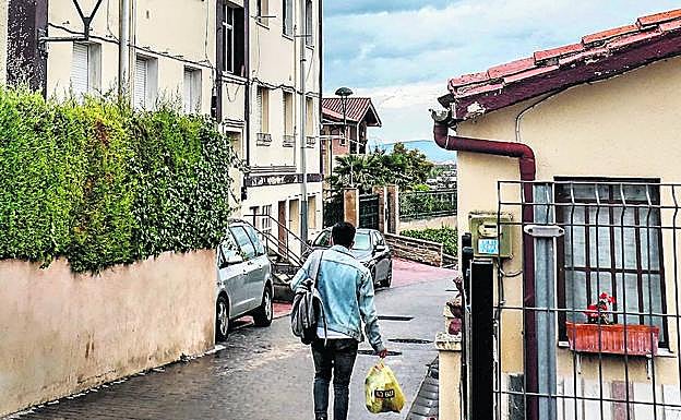 A la izquierda, el bloque de la calle Erentxun donde el miércoles apareció el cuerpo de Mario. 