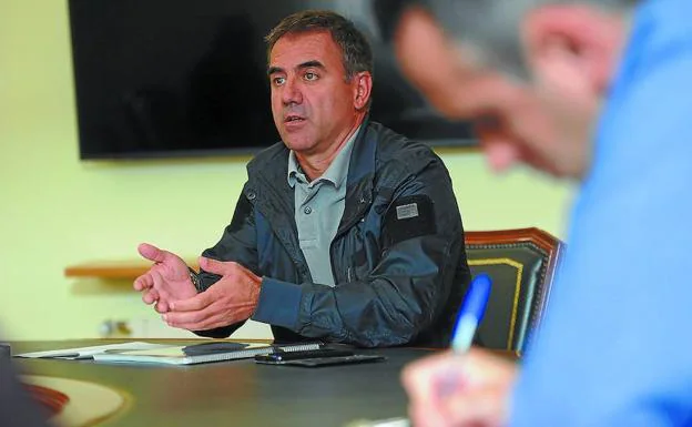 El alcalde eibarrés muestra su preocupación por la supresión del parque de bomberos. 