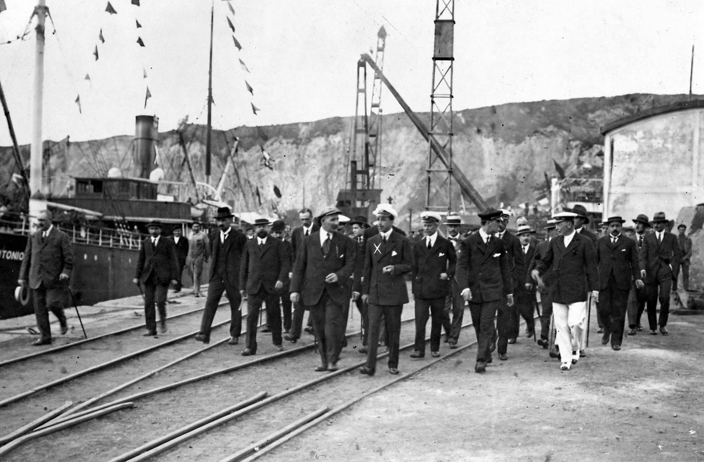 El rey Alfonso XIII durante su visita a los astilleros Nervión en 1918.