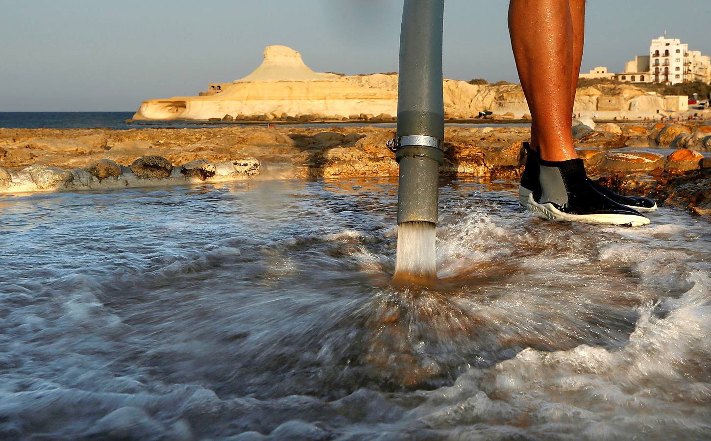 Zebbug, en la isla de Gozo, en Malta, es una pequeña localidad famosa por sus finos encajes; por los olivos, que le dieron el nombre, y por la sal. A ella se dedican numerosos habitantes que, como Josephine Xuereb y Rosa Cini (en las fotos), la tratan y almacenan en salinas excavadas en roca y en paneles de evaporación, que se extienden a lo largo de la costa, de la misma forma que hicieron otras generaciones desde hace más de 350 años. 