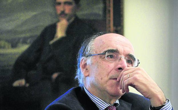 Andres Urrutia ante el retrato de Félix Landaburu, diputado del PNV que impulsó la fundación de la Academia.