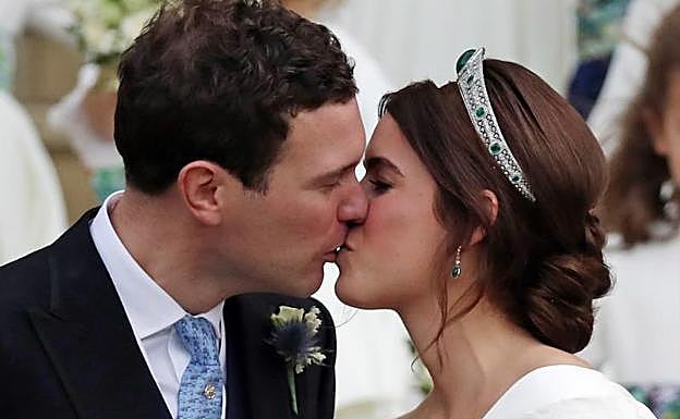 Imagen principal - Eugenia de York y Jack Brooksbank se dan el «sí, quiero»