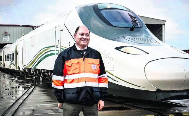 A la izquierda, el director de Talgo junto a un tren para Arabia.