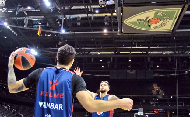 Voigtmann y Poirier durante el entrenamiento en el Zalgirio Arena 