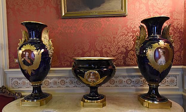 Cada jarrón luce el retrato de un miembro de la familia imperial francesa.