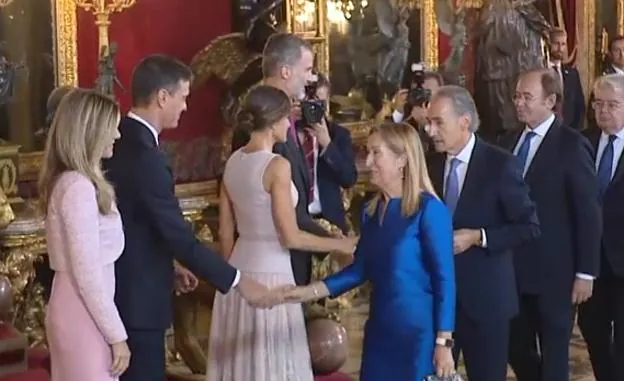 El error de protocolo de Pedro Sánchez y su mujer durante el besamanos con los Reyes