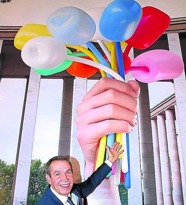 Koons muestra su obra, de 11 metros y 36 toneladas.