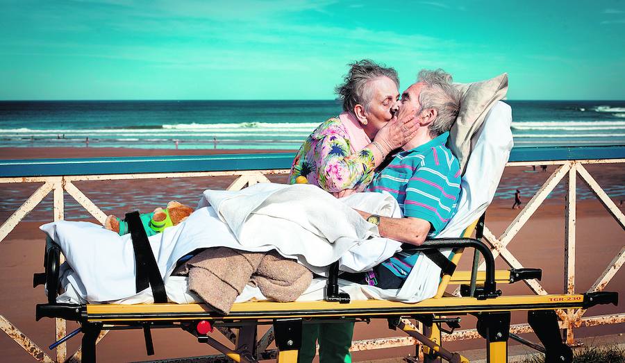 «Ha sido el día más feliz de nuestras vidas», resume Eleni Zamora antes de besar a su marido en la playa de La Arena. 