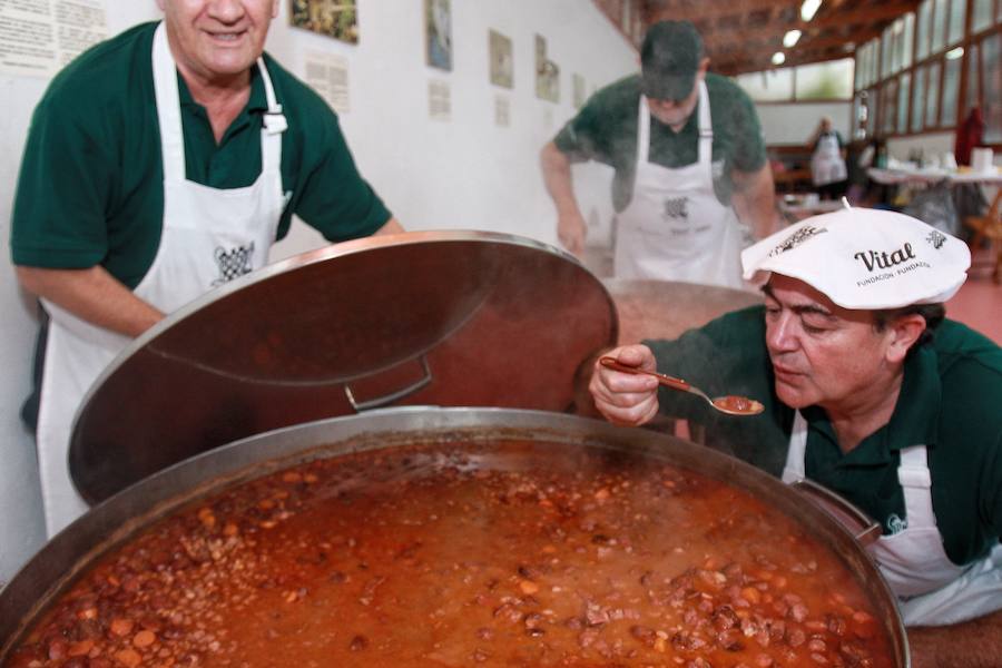 Fotos: Cientos de visitantes rinden culto a la sabrosa pinta alavesa en Pobes