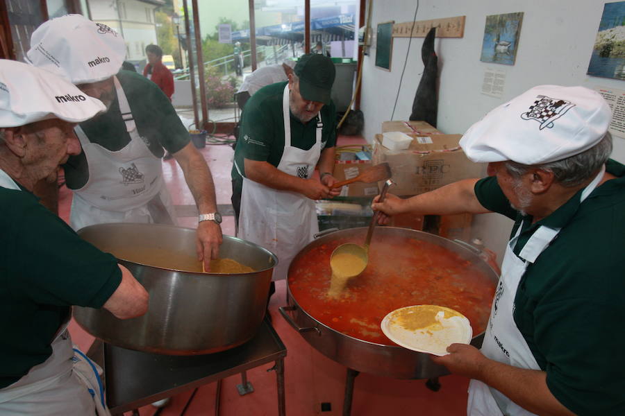Fotos: Cientos de visitantes rinden culto a la sabrosa pinta alavesa en Pobes