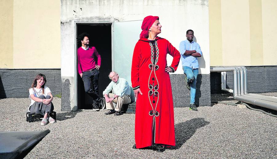 Georges Belinga es el impulsor del proyecto. En la foto, con los colaboradores Beatriz González y Curro Gorostiaga (sentados), la argelina Nadia y el angoleño Kikadi. 