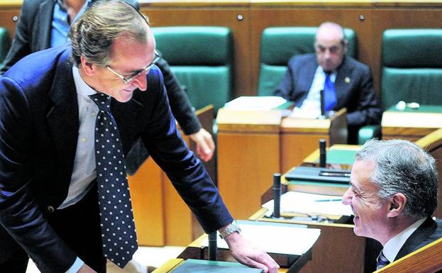 El presidente del PP vasco, Alfonso Alonso, saluda al lehendakari Urkullu en un reciente pleno de control del Parlamento vasco.