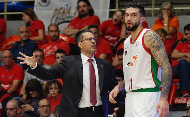 Pedro Martínez da instrucciones a Poirier durante el encuentro en Fuenlabrada. 