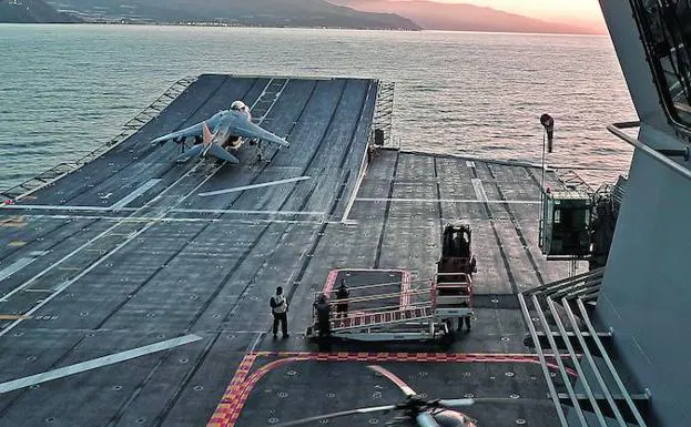 Seguimiento del despegue de un Harrier desde el puente de mando del 'Juan Carlos I' en aguas del Estrecho.