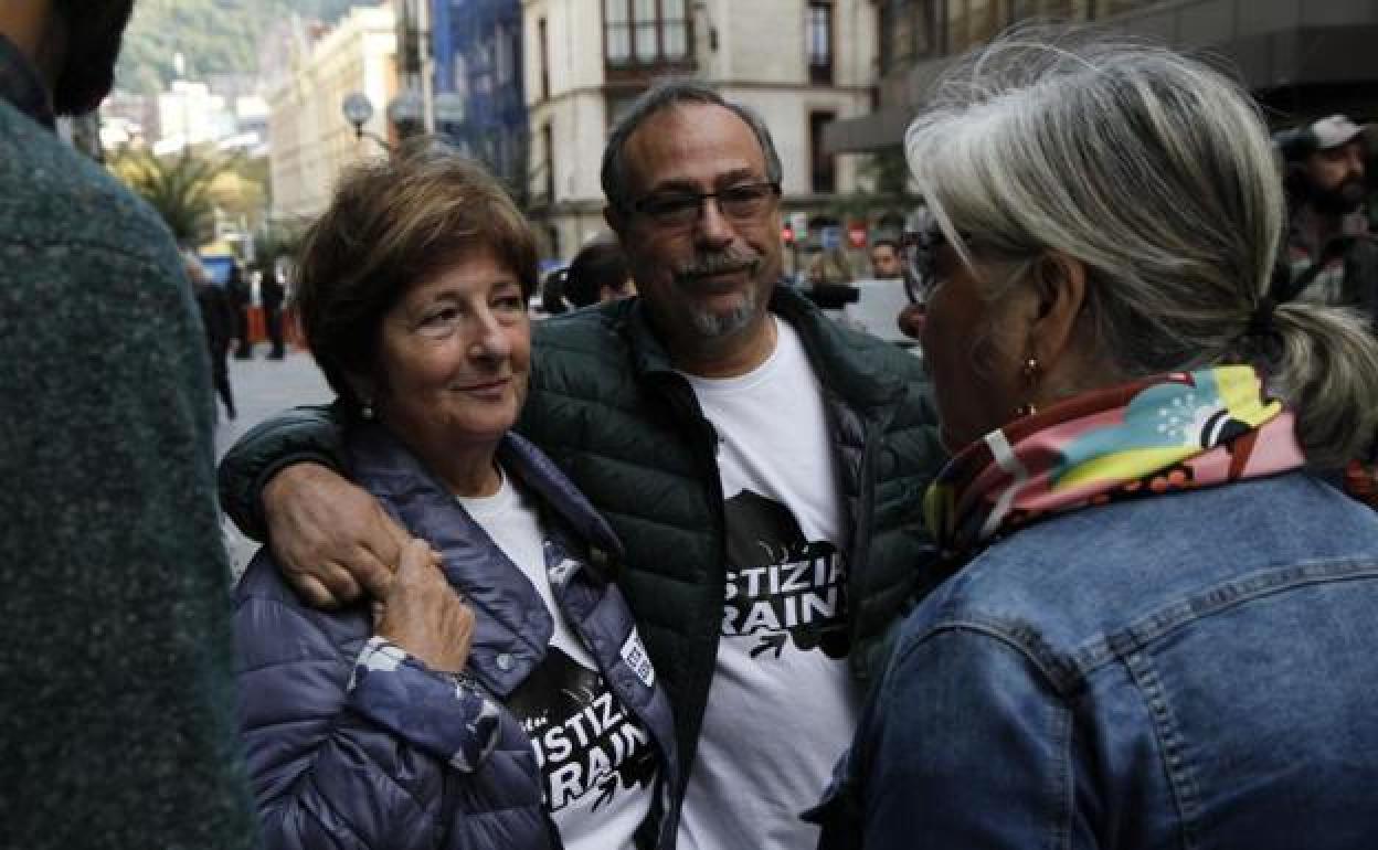 Los padres de Iñigo Cabacas, a las puertas del juzgado.