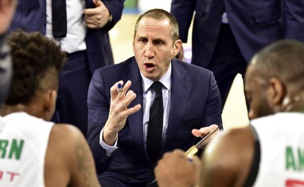 David Blatt da indicaciones a sus jugadores durante el partido de Euroliga, hace un par de campañas. 