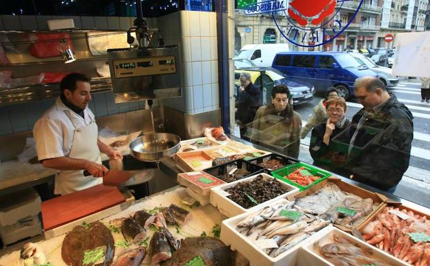 Una persona trabajando en una pescadería.