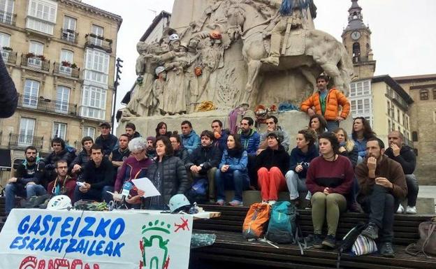 La plataforma Gasteizko Eskalatzaileak Sutan ha comparecido junto al monumento a la Batalla de Vitoria. 