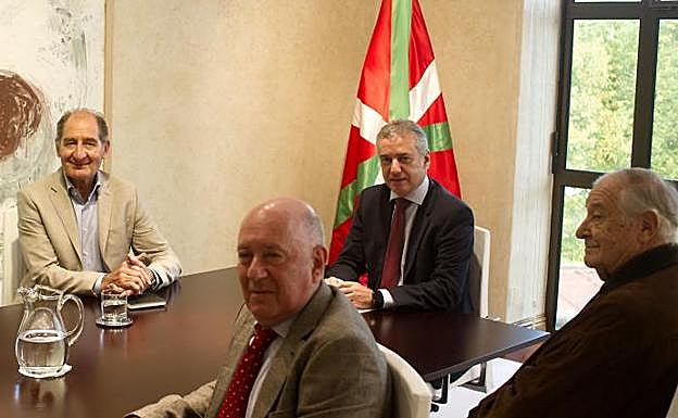 Urkullu, acompañado por los mediadores.