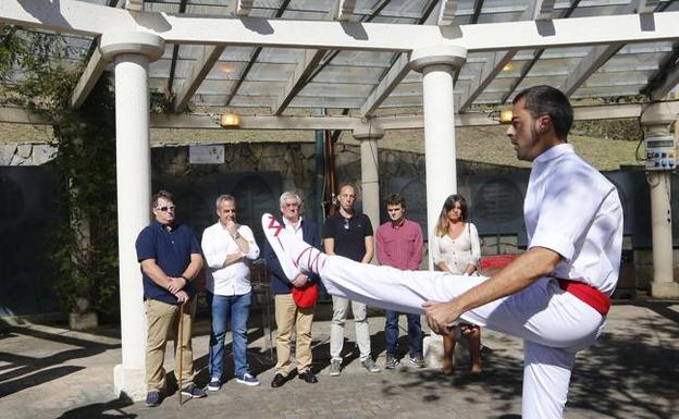 La corporación local, liderada por el alcalde Iñigo Ortuzar, presidió el acto principal de la jornada. 