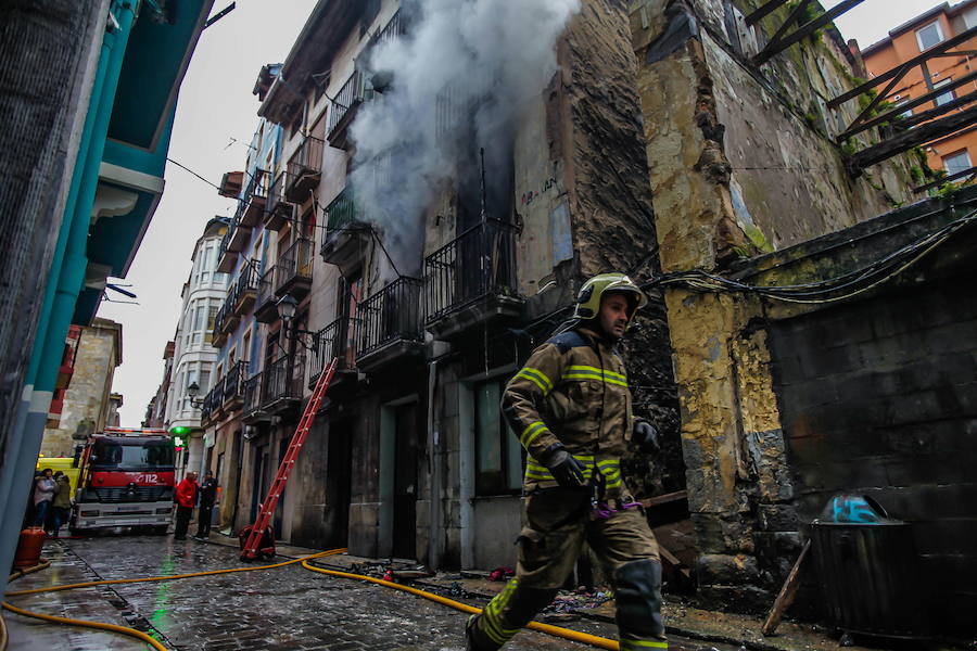 Uno de los últimos incendios registrados en Bermeo tuvo lugar en la calle Aurrekoetxea del casco viejo. 